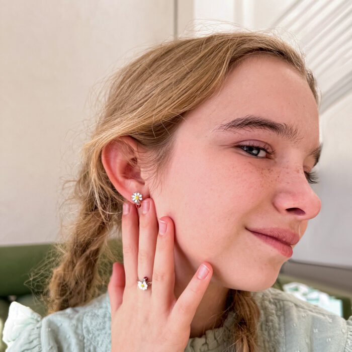 Сережки-пусети Ромашка з сонечком із білою, жовтою та червоною емаллю - Зображення 4