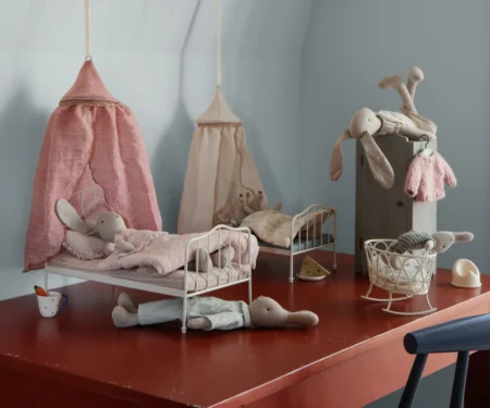 Аксесуар для ляльки - мініатюрне ліжко з балдахіном - Зображення 3