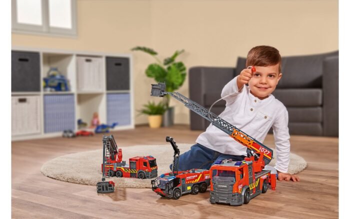 Пожежна машина *Мерседес* з телескопічною драбиною, зі звук. та світл. еф., довж., 23 см, 3+ - Зображення 8