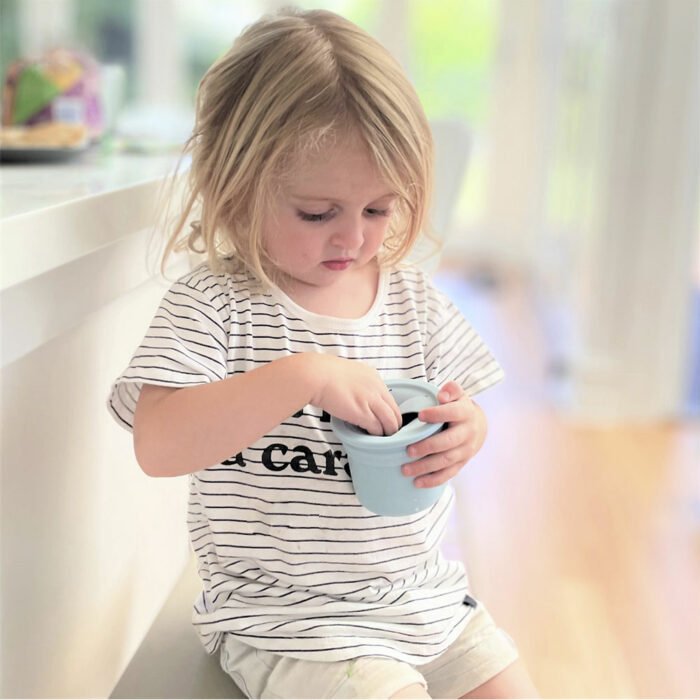 Чашка-контейнер з трубочкою силіконова MinikOiOi Sip+Snack - Pinky Pink / Powder Grey - Зображення 2