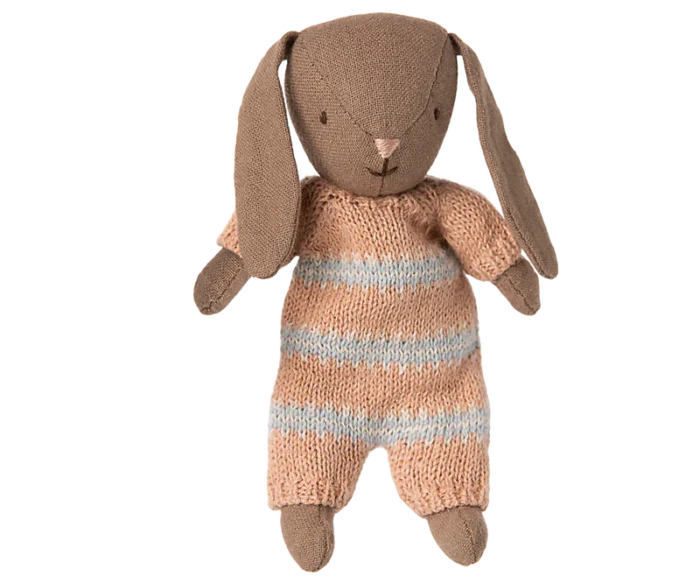 Maileg кролик у в'язаному трикотажному костюмі - Мікро, коричневий - Зображення 1