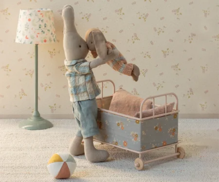 Maileg кролик у в'язаному трикотажному костюмі - Мікро, коричневий - Зображення 2